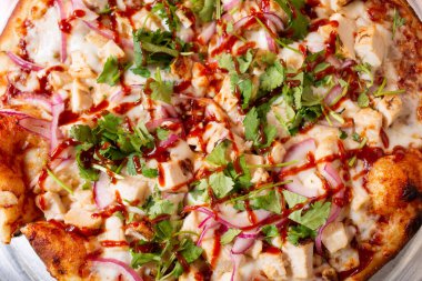 Barbekü tavuklu pizzanın yukarıdan görünüşü..