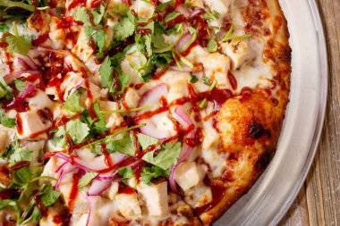 Barbekü tavuklu pizzanın yukarıdan görünüşü..