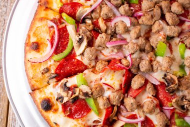 En iyi pizzanın yukarıdan görünüşü.