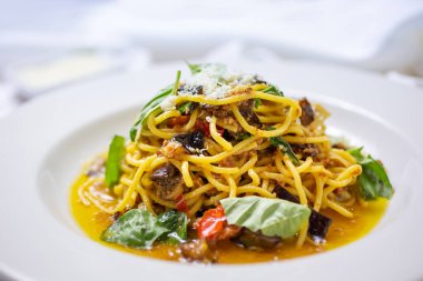 Restoranda ya da mutfak ortamında bir tabak rustik spagetti..