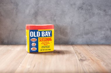Los Angeles, California, ABD - 10-25-2021: Old Bay çeşnili bir konteynır manzarası.
