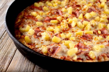 Hawaii tarzı, kalın bir pizza manzarası..