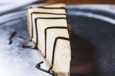 Çikolata soslu New York peynirli kekinin yakın plan görüntüsü..