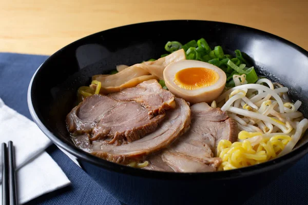 Een Close Van Een Kom Japanse Miso Ramen Soep Een — Stockfoto