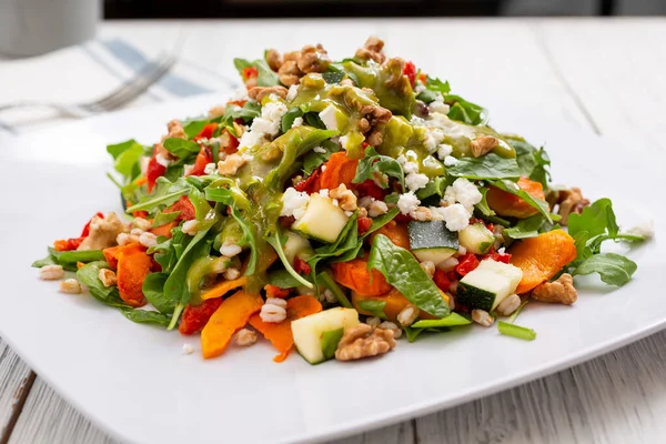 Una Vista Una Ensalada Mediterránea Espinacas Verduras Asadas Restaurante Cocina —  Fotos de Stock