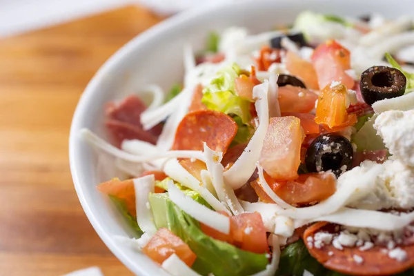 Una Vista Cerca Una Ensalada Antipasto Cortada Lado Derecho Del —  Fotos de Stock