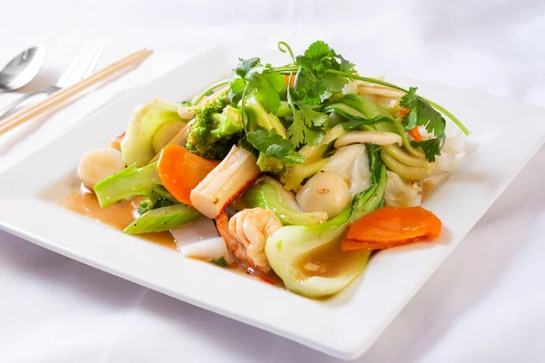 Una Vista Plato Wok Frito Mariscos Verduras Restaurante Cocina — Foto de Stock