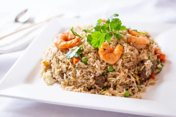 Restoranda Mutfak Ortamında Bir Tabak Kızarmış Pirinç — Stok fotoğraf