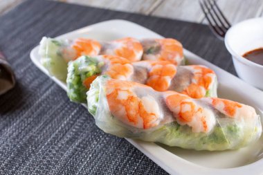 Bir tabak börek manzarası.