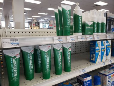 Garden Grove, California, ABD - 02-13-2020: Yerel bir perakende mağazasında sergilenen çok sayıda BioFreeze jeli konteynırının görüntüsü.