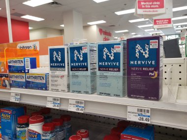 Los Angeles, California, ABD - 05-23-2021: Yerel bir perakende mağazasında sergilenmekte olan çok sayıda sinir perakende diyet takviyesinin görüntüsü.