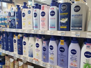 Los Angeles, California, ABD - 05-23-2021: Yerel bir perakende mağazasında sergilenen çok sayıda Nivea losyon güzellik ürününün görüntüsü.