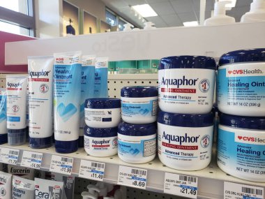 Los Angeles, California, ABD - 05-23-2021: Yerel bir perakende mağazasında sergilenen çok sayıda Aquaphor merhemi krem ürününün manzarası.