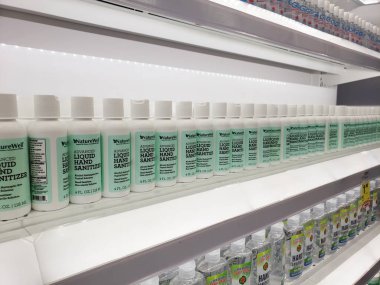 Los Angeles, Kaliforniya, ABD - 05-23-2021: Yerel bir perakende mağazasında sergilenen çok sayıda gelişmiş sıvı el dezenfektanının görüntüsü.