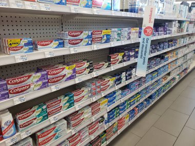 Anaheim, California, ABD - 01-19-2020: Colgate ve diğer diş macunlarına ayrılmış çok sayıda rafın yerel bir bakkalda görülmesi.