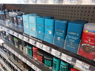 Los Angeles, California, ABD - 04-06-2021: Yerel bir perakende mağazasında sergilenen çok sayıda Harry 'nin deodorant ürününün görüntüsü.