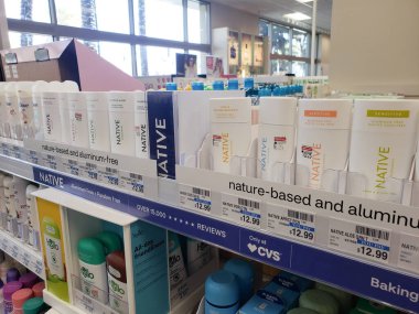 Los Angeles, California, ABD - 08-10-2021: Yerel bir perakende mağazasında sergilenen çeşitli deodorant konteynırlarının görüntüsü.