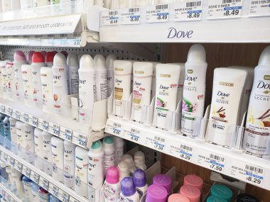 Los Angeles, California, ABD - 07-22-2020: Dove kadın deodorant ürünlerine adanmış çok sayıda rafın manzarası, yerel bir perakende mağazasında sergileniyor.