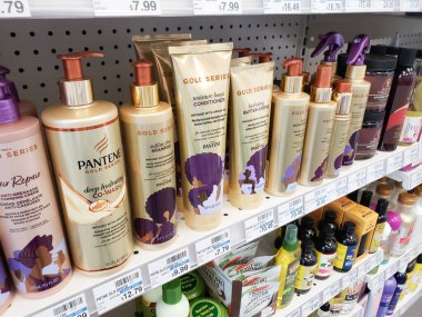 Los Angeles, California, ABD - 05-21-2021: Yerel bir perakende mağazasında sergilenen çeşitli Pantene Gold Serisi güzellik ürünleri.
