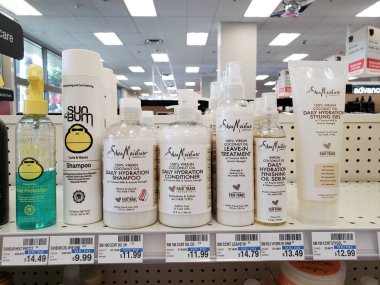 Los Angeles, California, ABD - 07-03-2021: Yerel bir perakende mağazasında sergilenen Shea Nem kozmetik ürünlerinin manzarası.