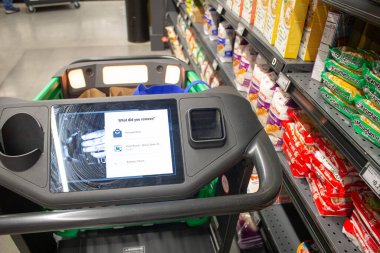 Irvine, California, ABD - 06-15-2021: Bir gıda reyonunda görülen Amazon Taze Market akıllı alışveriş arabası manzarası.