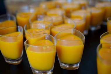 Birkaç kadeh Hint mangolu Lassi içkisinin yakın plan görüntüsü..