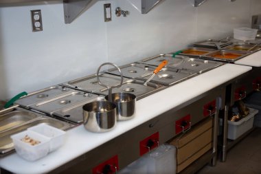 Yerel bir Hint restoranında görülen bir buharlı masa manzarası..