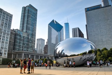 Chicago, Illinois, ABD - 08-01-2012: Chicago silueti önündeki Cloud Gate sanat heykelini ziyaret eden insanların görüntüsü.