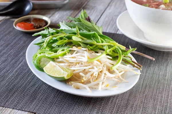 Una Vista Plato Verduras Adicionales Que Van Con Tazón Pho — Foto de Stock