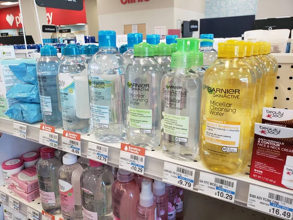 Los Angeles, California, ABD - 05-23-2021: Yerel bir perakende mağazasında sergilenen Garnier SkinActive Micellar Cleansing Water 'ın birkaç konteynırının görüntüsü.