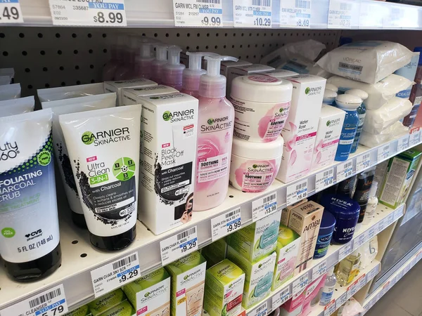 Los Angeles, California, ABD - 05-23-2021: Garnier markasının yer aldığı çok sayıda güzellik ürününün manzarası.