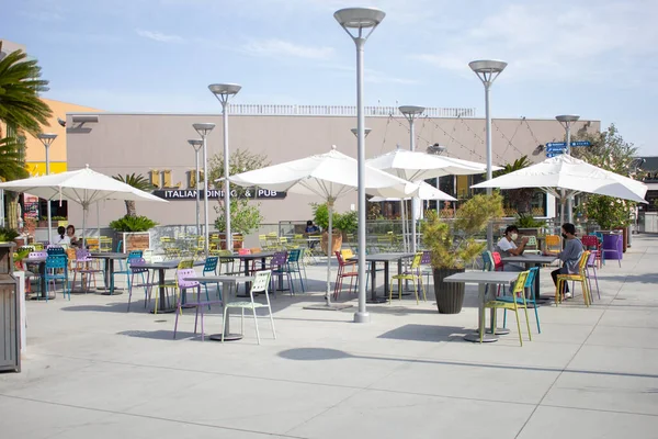 美国加利福尼亚州布埃纳公园 2021年3月7日 一个户外就餐区的景观 购物中心的一部分被称为源头Oc — 图库照片