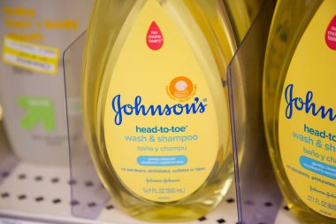Irvine, California, ABD - 01-04-2020: Yerel bir mağazada sergilenen Johnson 's Head-to-Tee Wash ve Şampuan manzarası.