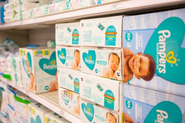 Irvine, California, ABD - 01-04-2020: Yerel bir mağazada çok sayıda Pampers marka bebek bezi sergileniyor.