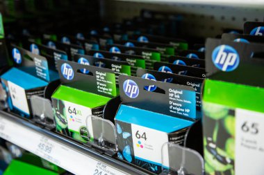 Irvine, California, ABD - 01-04-2020: Yerel bir mağazada birkaç paket HP marka yazıcı mürekkebi sergileniyor.