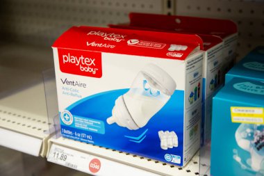 Irvine, California, ABD - 01-04-2020: Yerel bir mağazada sergilenen Playtex Bebek Şişeleri