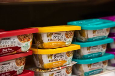 Irvine, California, ABD - 01-04-2020: Yerel bir bakkalda sergilenmekte olan Purina Beneful Prepared Meals konteynerleri.