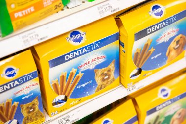 Irvine, California, ABD - 01-04-2020: Yerel bir bakkalda sergilenen çok sayıda Pedigree Dentastix köpek maması paketi.
