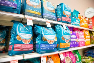 Irvine, California, ABD - 01-04-2020: Yerel bir bakkalda sergilenen kedi maması paketlerinin çeşitli çeşitleri.