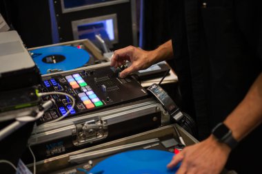 Anaheim, California, ABD - 01-04-2020: Bir etkinlik sırasında bir adamın ve ellerinin müzik sisteminde performans göstermesinin görüntüsü.