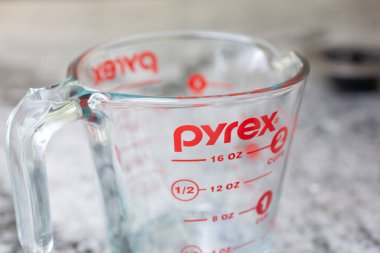 Orlando, Florida, ABD - 01-12-2020: Mutfak tezgahındaki bir Pyrex ölçüm kabının yakın çekim görüntüsü.