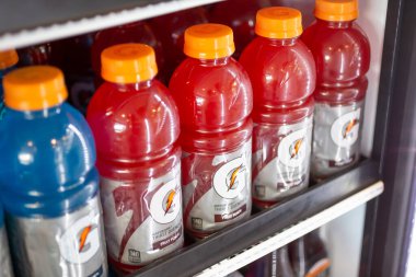 Redondo Beach, California, ABD - 01-17-2020: Ticari bir içecek buzdolabının içindeki bir raftaki birkaç şişe Gatorade manzarası.