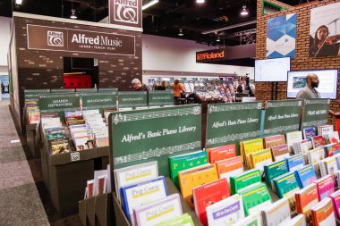 Anaheim, California, ABD - 01-19-2020: NAMM Show 'daki Alfred Music standının görüntüsü, bir dizi müzik öğrenme kitabının yer aldığı.