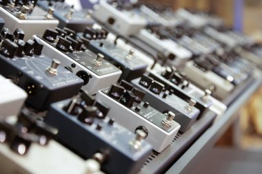 Anaheim, California, ABD - 01-19-2020: NAMM Show 'da sergilenen bir dizi gitar efekti pedalının görüntüsü.