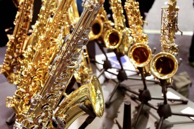 Anaheim, California, ABD - 01-19-2020: NAMM Show 'da sergilenen çok sayıda Eastman saksafonunun görüntüsü.