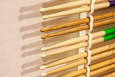 Yerel bir müzik dükkanında sergilenen birkaç ahşap bagetin görüntüsü.