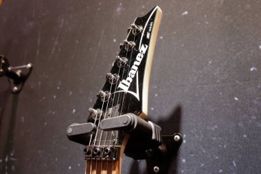 Anaheim, California, ABD - 01-19-2020: Bir Ibanez elektro gitarının baş stoğunun görüntüsü.