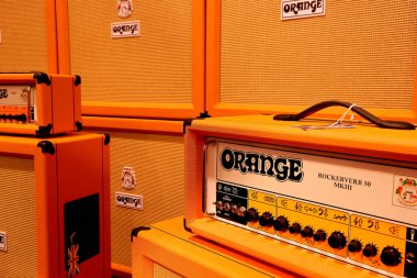 Anaheim, California, ABD - 01-19-2020: NAMM Show 'daki Orange standında çeşitli amplifikatörlerin ve dolapların görüntüsü.