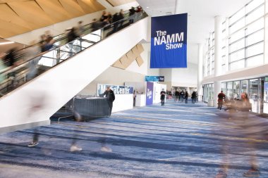 Anaheim, California, ABD - 01-19-2020: NAMM Show sırasında Anaheim Kongre Merkezi 'nin lobisinde yürüyen insanların uzun pozlu görüntüleri.
