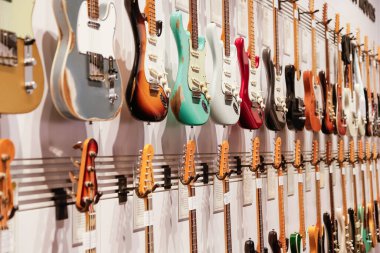Anaheim, California, ABD - 01-19-2020: NAMM Show 'da Fender standında sergilenen çok sayıda eski Fender ünlü müzisyen gitarının görüntüsü.